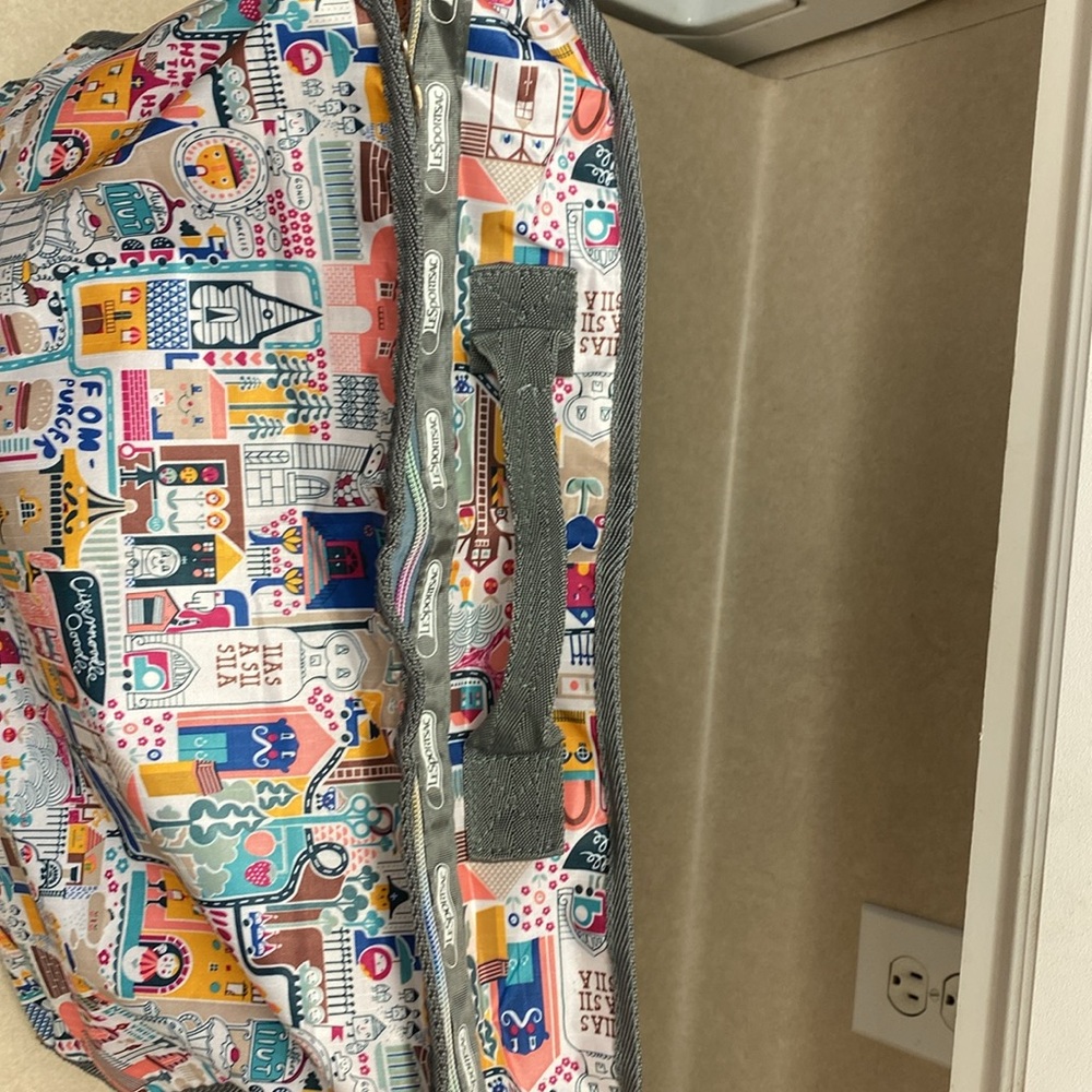 LeSportsac carrying bag 20 inches long 14 inches tall - Picture 4 of 6